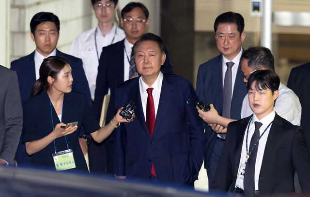 윤석열 전 대통령이 지난 9일 서울 서초구 서울중앙지법에서 열린 직권남용 등 혐의 영장실질심사(구속 전 피의자 심문)를 마친 뒤 대기 장소인 서울구치소로 이동하기 위해 법원을 나서고 있는 모습. [사진제공=뉴시스]<br>