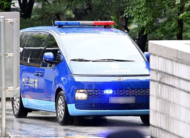 구속 수감된 윤석열 전 대통령이 탑승한 호송차가 18일 오전 서울 서초구 서울중앙지방법원으로 들어서고 있다. 서울중앙지법 형사9-2부(부장판사 류창성·정혜원·최보원)는 이날 윤 전 대통령의 구속적부심 심문기일을 진행하고 이를 기각했다. [사진제공= 뉴시스]&nbsp;<br>