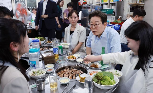 이재명 대통령이 지난 11일 서울 종로구 한 식당에서 시민들과 '삼겹살 외식'을 하고 있다. 이 대통령은 SNS에 식사 계획을 알리며 