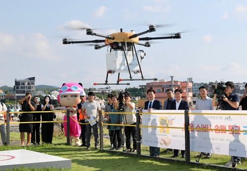 지난해 9월 제주도 비양도에서 배송용 드론이 비행 중인 모습. [사진=국토교통부]