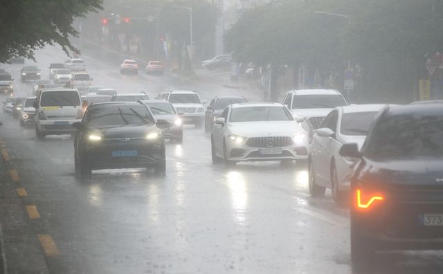 호우특보가 발효된 18일 오후 제주시 연삼로에 강한 빗줄기가 쏟아지고 있다. [사진=뉴시스]