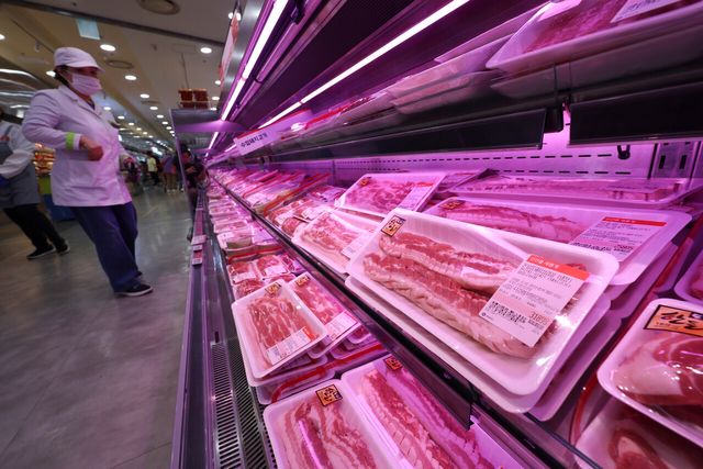 지난달 16일 서울 시내 한 대형마트 매대에 돼지고기가 진열돼 있다. [사진제공=뉴시스]