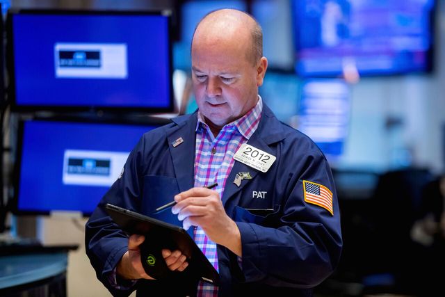 뉴욕 증권거래소의 한 중개인이 지난 4일(현지시간) 주식 시세를 주시하며 일에 몰두하고 있다. [사진=AP/뉴시스]