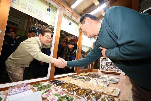 지난달 6일 당시 더불어민주당 대선후보였던 이재명 대통령이 충청북도 영동군 영동전통시장에서 떡가게 상인과 인사를 하고 있다. [사진제공=뉴시스]