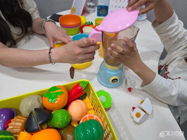 선생님과 놀이치료 중인 아이의 모습 ⓒ투데이신문