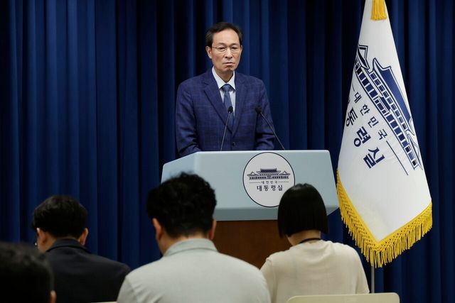 우상호 정무수석이 20일 서울 용산 대통령실 청사에서 이진숙 교육부 장관 후보자 지명 철회 브리핑을 하고 있는 모습. [사진제공=뉴시스]<br>