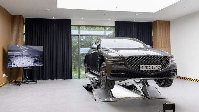 SK렌터카 오토옥션이 도입한 ‘인스펙션 스튜디오’를 통해 출품 차량의 상태를 온라인 라이브 방송으로 보여주고 있다. [사진=SK렌터카]