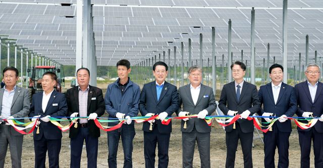 지난 5월 8일 전라남도 영광군 염산면 월평마을에서 열린 '주민 주도 영농형 태양광 1단계(1㎿) 발전단지 준공식'에서 김영록 전남지사와 주요 내빈들이 테이프커팅을 하고 있다. [사진제공=전라남도/뉴시스]