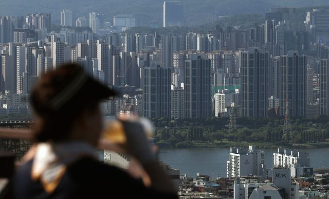서울 남산에서 강남 지역의 아파트 단지가 내려다보이고 있다. [사진=뉴시스]