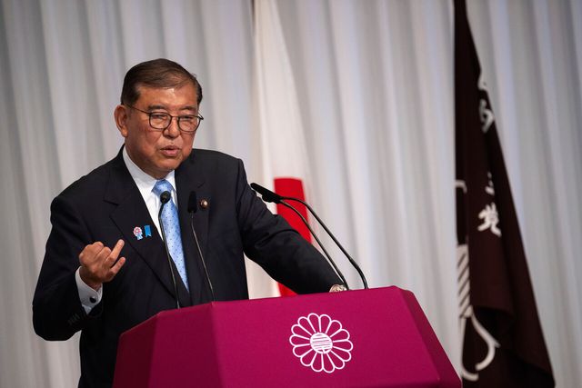 일본 이시바 시게루 총리가 21일 일본 도쿄 자민당 본부에서 기자회견하고 있다. 이시바 총리는 “선거 결과에 책임을 절감하면서도, 제1당으로서 국가와 국민에 대한 책임을 다해야 한다”라며 총리직을 이어갈 뜻을 밝혔다. [사진=AP/뉴시스]