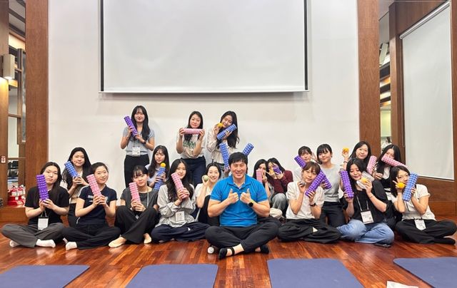 스포츠의학 김진 박사와 함께 한 신입사원 통증 교정 강의 [사진=KB손해보험]