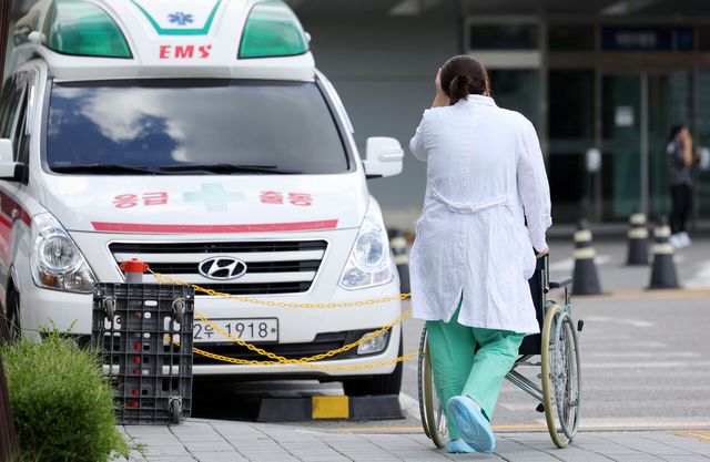 21일 서울 소재 한 대학병원에서 의료진들이 걸음을 옮기고 있다. [사진제공=뉴시스]<br>