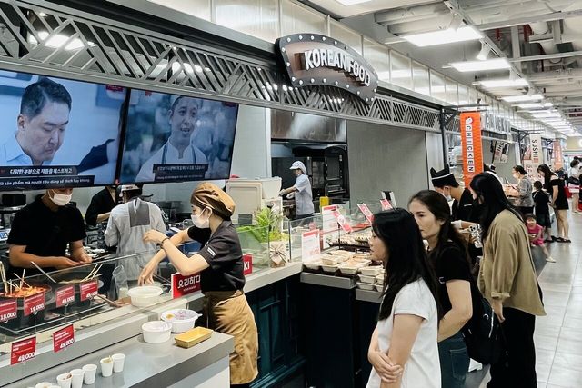 베트남 롯데마트 하노이센터점의 즉석조리식품 공간 ‘요리하다 키친’ 전경. 45m 규모의 이 매장에는 떡볶이, 김밥, 닭강정 등 70여 종의 K-푸드를 포함해 총 450여 가지 메뉴를 선보이고 있다. [사진=롯데마트]