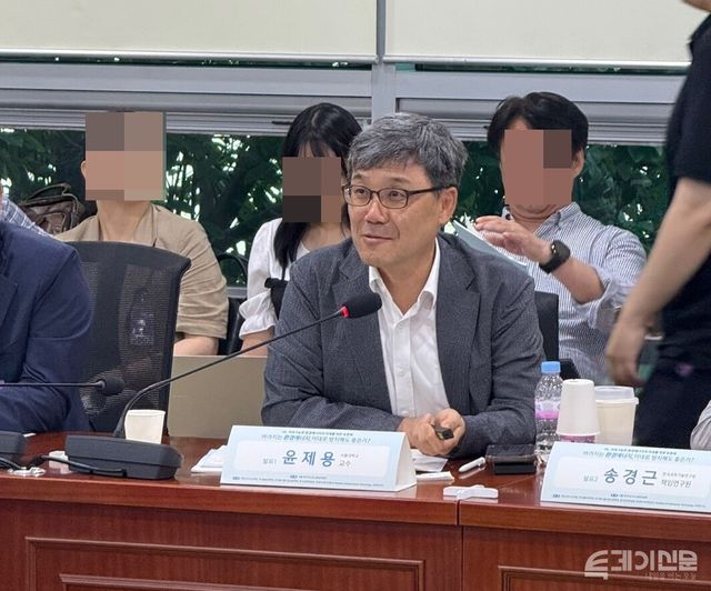 22일 오후 서울 여의도 국회에서 열린 ‘버려지는 환경에너지, 이대로 방치해도 좋은가’ 토론회에서 윤제웅 서울대 화학생물공학부교수가 발표하고 있다. ⓒ투데이신문