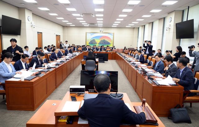 강준현 국회 정무위원회 법안심사 제1소위원장이 지난 21일 서울 여의도 국회에서 열린 정무위원회 법안심사제1소위원회에서 의사봉을 두드리고 있다. [사진제공=뉴시스]