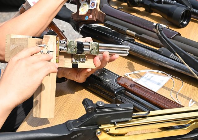 불법무기류 자진신고 기간이었던 지난해 9월 2일 경기도 수원남부경찰서 범죄예방질서계 관계자들이 수집한 총기류 등을 분석하고 있다. 위 사진은 기사와 직접 관련 없음. [사진제공=뉴시스]