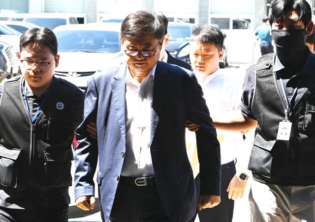 아리셀 박순관 대표와 박중언 아리셀 총괄본부장(사진 오른쪽)이 28일 경기도 수원지방법원에서 열린 구속 전 피의자 심문(영장실질심사)을 마친 후 대기장소인 수원남부경찰서로 들어서고 있다.