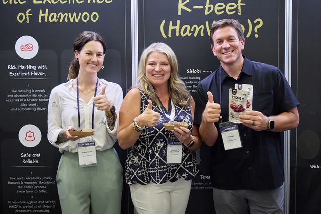 2025 세계동물유전학회 박람회를 찾은 방문객들이 한우 홍보 부스에서 진행되는 이벤트에 참여하고 있다. [사진제공=한우자조금관리위원회]