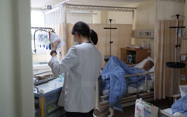 지난해 3월 한 간호사가 서울시내 한 종합병원 병동에서 의료기구를 살피고 있다. [사진제공=뉴시스]