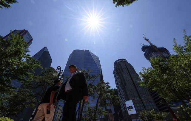 지난 11일 강한 햇볕이 서울 영등포구 여의도 공원을 내리쬐고 있다. [사진제공=뉴시스]