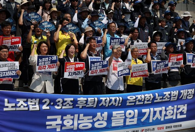 전국민주노동조합총연맹과 진보당 의원들이 25일 서울 여의도 국회 본청 앞 계단에서 ‘노조법2·3조 후퇴 저지, 온전한 노조법 개정 쟁취 국회농성 돌입 기자회견’을 열고 팔뚝질하고 있다. [사진제공=뉴시스]