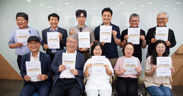 한국사회연대경제 돌봄특별위원회 위원들이 지난 23일 돌봄통합지원법 표준조례안을 달고 기념 사진을 촬영하고 있다. [사진제공=한국사회연대경제 돌봄특별위원회]