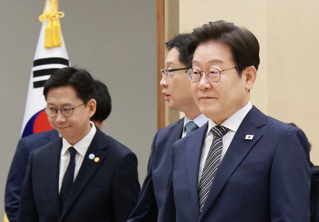 이재명 대통령이 지난 23일 서울 용산 대통령실 청사에서 열린 임명장 및 위촉장 수여식을 마치고 참석자들과 환담장으로 이동하고 있는 모습. [사진제공=뉴시스]&nbsp;<br>