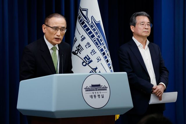 김용범(오른쪽) 정책실장과 위성락 국가안보실장이 서울 용산 대통령실 청사에서 통상대책회의 관련 브리핑을 하고 있다. [사진=뉴시스]