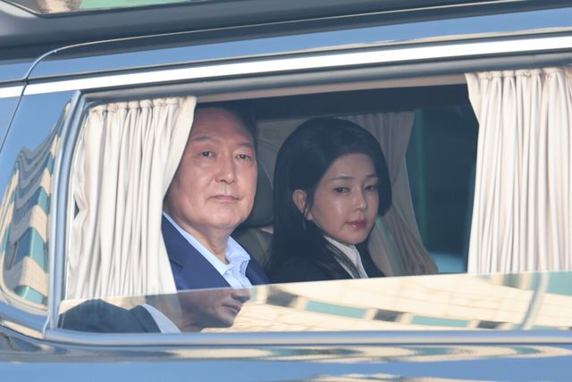 윤석열 전 대통령과 김건희 여사가 지난 4월 11일 서울 용산구 한남동 관저를 나서고 있다. [사진제공=뉴시스]<br>