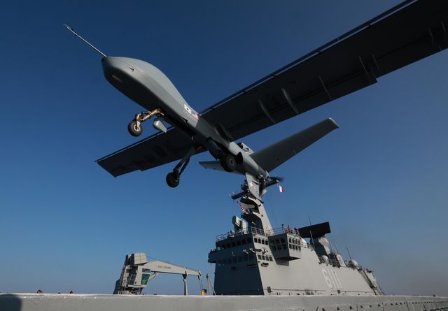 지난해 11월 경북 포항 해상에 위치한 해군 독도함에서 실시된 ’대형플랫폼 함정 무인기 운용 전투 실험‘ 에서 미국 제너럴 아토믹스(General Atomics)에서 개발 중인 고정익 무인기 모하비(Mojave)가 갑판 활주로에서 이륙하고 있다. [사진=뉴시스/공동취재단]