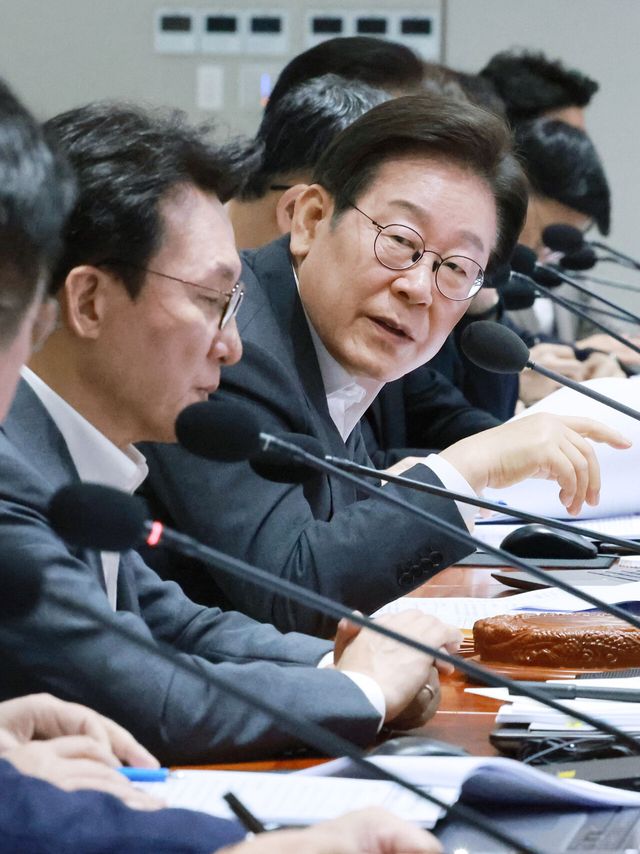 이재명 대통령이 29일 서울 용산 대통령실 청사에서 열린 국무회의에서 중대재해 반복 발생 근절 대책 관련 발언을 하고 있다.