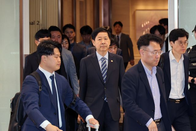 구윤철 경제부총리 겸 기획재정부 장관이 지난 24일 오전 인천국제공항 제2여객터미널 귀빈실을 나서고 있다. [사진=뉴시스]