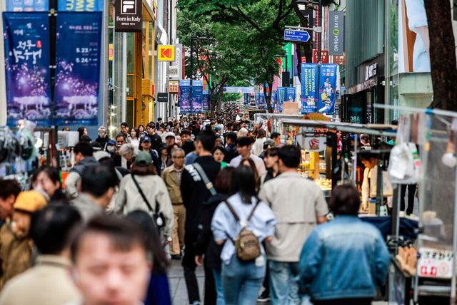 지난 5월 6일 서울 중구 명동거리에서 시민들이 이동하고 있다. [사진제공=뉴시스]