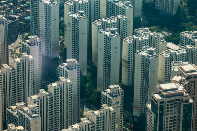 서울 송파구 롯데월드타워 전망대 서울스카이에서 도심 아파트가 보이고 있다. [사진=뉴시스]