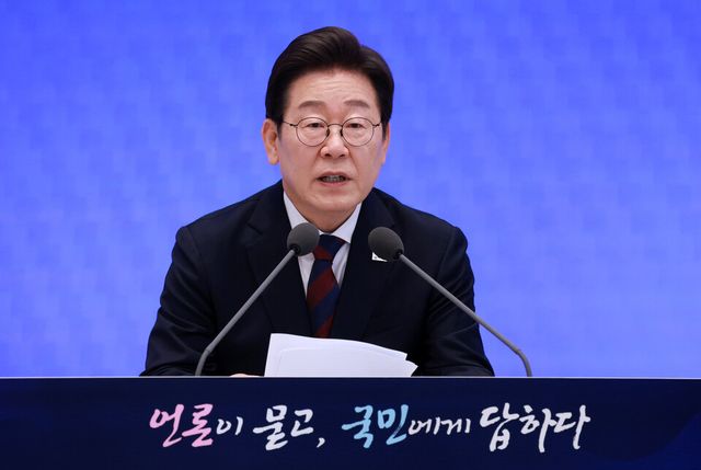 이재명 대통령이 3일 청와대 영빈관에서 열린 '대통령의 30일, 언론이 묻고 국민에게 답하다' 기자회견에서 발언하고 있다. [사진제공=뉴시스]