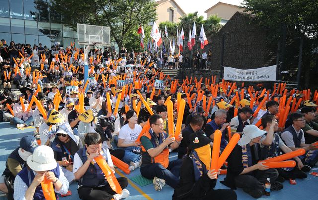 민주노총 화학섬유식품노조 넥슨지회 네오플분회 소속 네오플 본사 직원들이 지난달 25일 오후 제주시 노형동 네오플 사옥 내에서 파업 결의대회를 열고 있다. [사진=뉴시스]