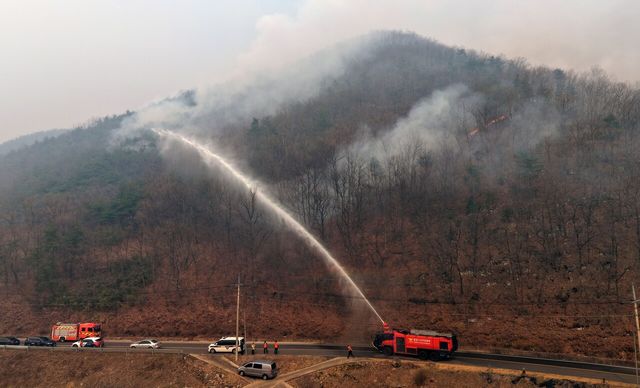 지난 3월 26일 경북 의성군 신평면 소재 한 야산에서 소방대가 산불을 진화하고 있는 모습. [사진제공=뉴시스]