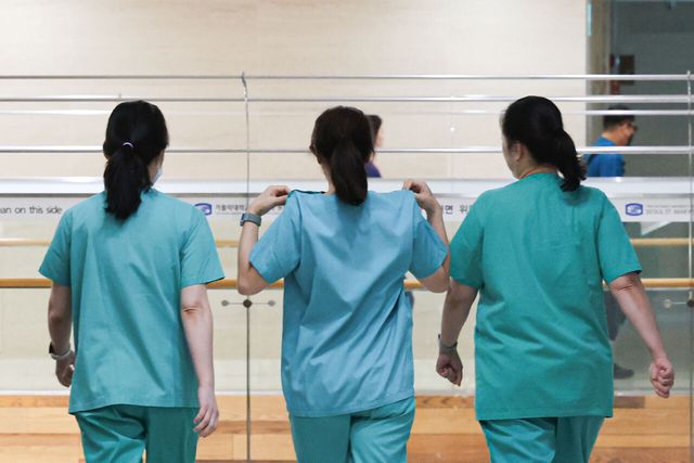 지난 20일 서울 시내 대학병원에서 간호사들이 이동하고 있다. [사진제공=뉴시스]