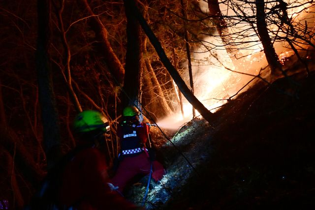 지난 3일 22일 오후 경남 산청의 한 야산에서 산림청 소속 공중진화대가 산불을 진화하기 위해 노력하고 있다. [사진제공=뉴시스]