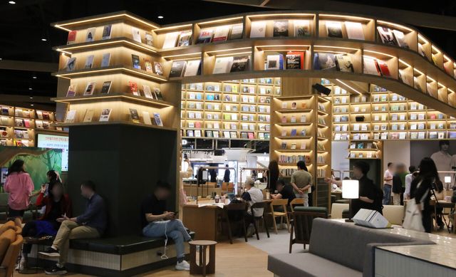 스타필드 마켓 킨텍스점의 시그니처 특화존 ‘북 그라운드’. [사진=이마트]