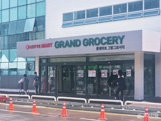 롯데마트가 6월 26일 경기 구리시 매장을 4년 만에 재개점 했다. 사진은 롯데마트 그랑그로서리 구리점 매장 입구.&nbsp;ⓒ투데이신문