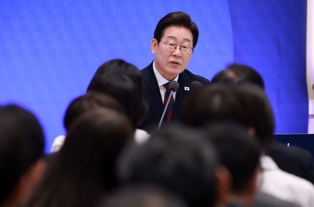 이재명 대통령이 3일 청와대 영빈관에서 열린 '대통령의 30일, 언론이 묻고 국민에게 답하다' 기자회견에서 출입기자들 질문에 답변하고 있다. [사진=뉴시스]