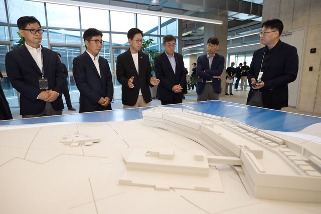 과학기술정보통신부 배경훈 장관이 지난 24일 오전 세종특별자치시 네이버데이터센터 각 세종을 방문해 네이버클라우드 김유원 대표와 센터를 둘러보고 있다. [사진=뉴시스]