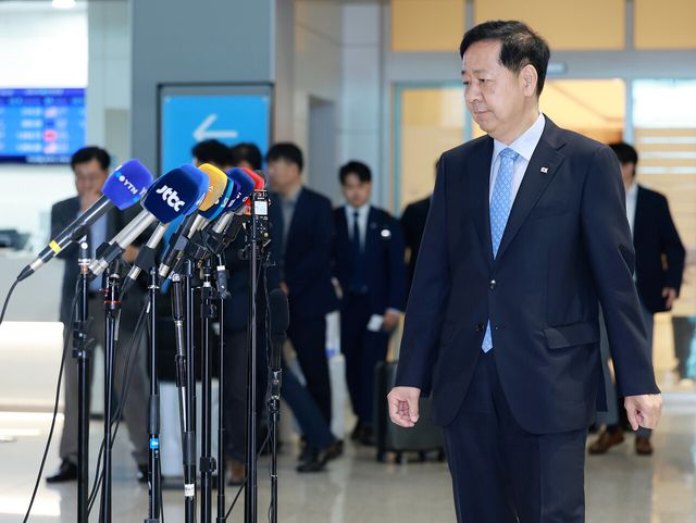 한미 관세협상을 앞둔 구윤철 경제부총리 겸 기획재정부 장관이 29일 오전 인천국제공항 제2여객터미널에서 미국 워싱턴D.C. 출국을 앞두고 취재진 앞에 서고 있다. [사진=뉴시스]