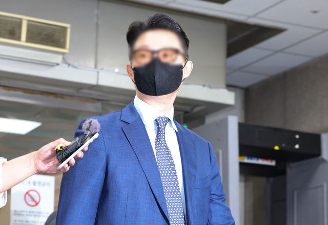 ‘김건희 여사 청탁 의혹’을 받고 있는 전 통일교 세계본부장이 30일 오전 서울 서초구 서울중앙지방법원에서 열린 구속 전 피의자 심문(영장실질심사)에 출석하고 있는 모습 [사진제공=뉴시스]<br>