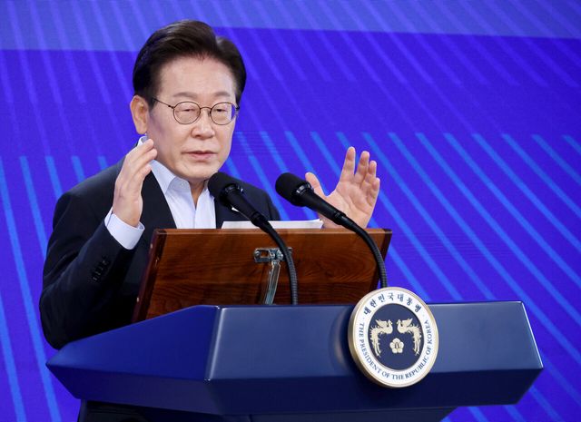 이재명 대통령이 31일 서울 종로구 정부서울청사에서 진행된 ‘국민주권시대 공직자의 길’ 고위공직자 워크숍에서 발언하고 있다. [사진제공=뉴시스]