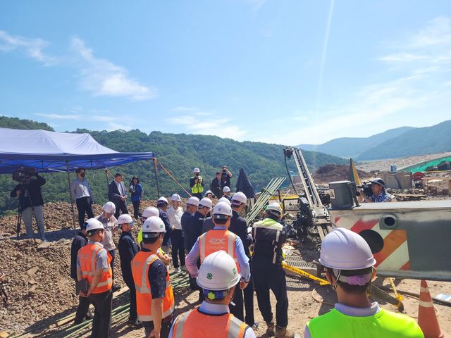 포스코이앤씨 사고현장을 찾은 민주당 산재예방 태스크포스(TF) [사진=뉴시스]