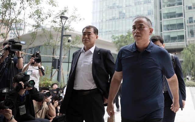 공천 개입 및 여론조사 조작 의혹을 받고 있는 명태균씨가 31일 서울 종로구 김건희 특검팀(특별검사 민중기) 사무실로 들어가고 있다. [사진제공=뉴시스]<br>