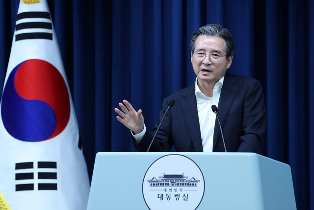 대통령실 김용범 정책실장이 31일 서울 용산 대통령실에서 관세 협상 타결과 관련해 브리핑하고 있다. [사진=뉴시스]
