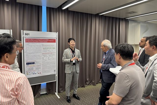 한미약품 ONCO임상팀 노영수(가운데) 이사가 지난 6월 17일(현지시간) 스위스 루가노에서 열린 국제림프종학회(ICML 2025)에서 세계적 종양학자이자 ICML 학회장인 프랑코 카발리(Franco Cavalli) 박사(왼쪽 네 번째)를 비롯한 참석자들에게 HM97662의 연구 현황이 담긴 포스터 내용을 설명하고 있다. [사진=한미약품]